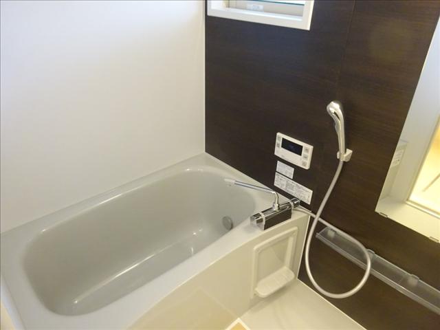 バス・シャワールーム　浴室に窓があります。