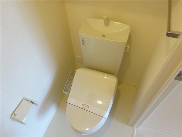 トイレ　上には収納があります。