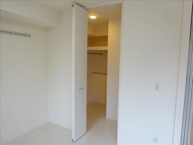 収納　ハンガーもかけられる、ウォークインクローゼット。