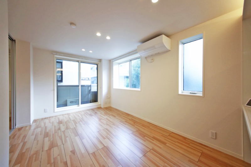 居室・リビング　２面採光のリビング