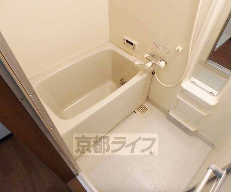 バス・シャワールーム　バスルームです