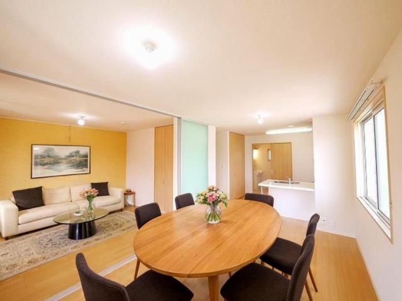 居室・リビング　CGで家具等を配置したもので家具等は含まれません