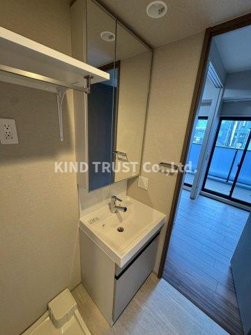 洗面設備　明るい洗面所です