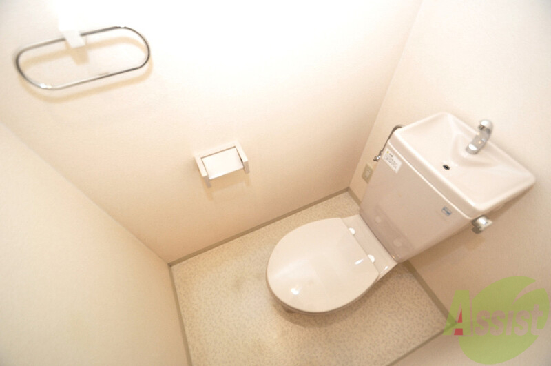 トイレ　白くてピカピカのトイレですね。癒しの空間になりそう。