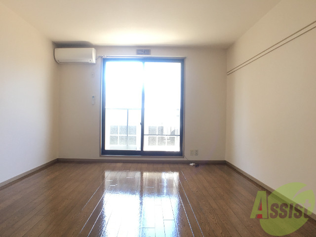 居室・リビング　８帖の洋室です。広々として、きれいですね。