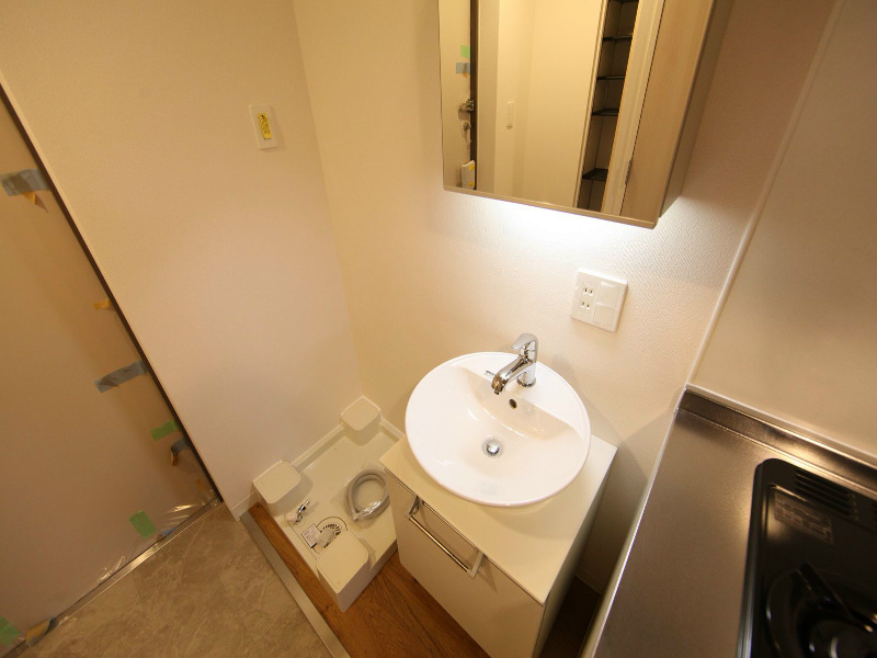 洗面設備　オシャレな独立洗面台　収納スペース有