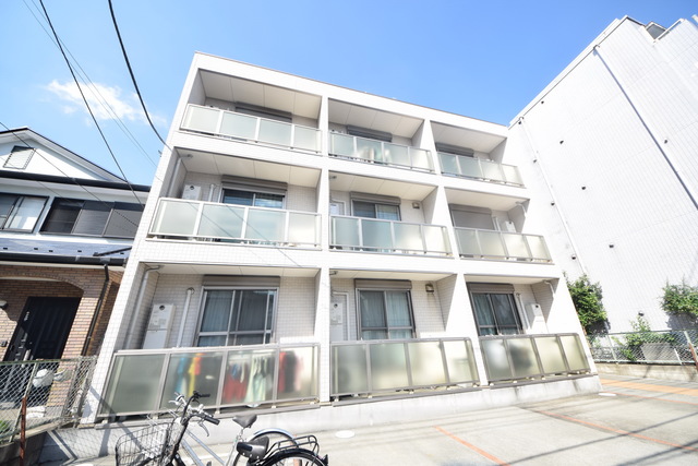 建物外観　～青い空、白い雲～