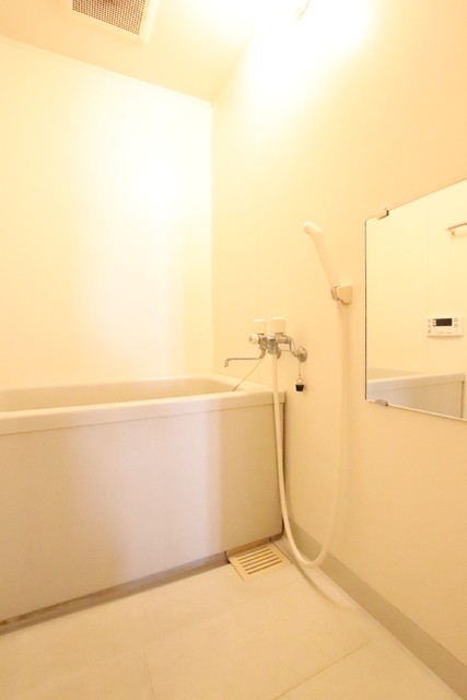 バス・シャワールーム　清掃前の写真です。