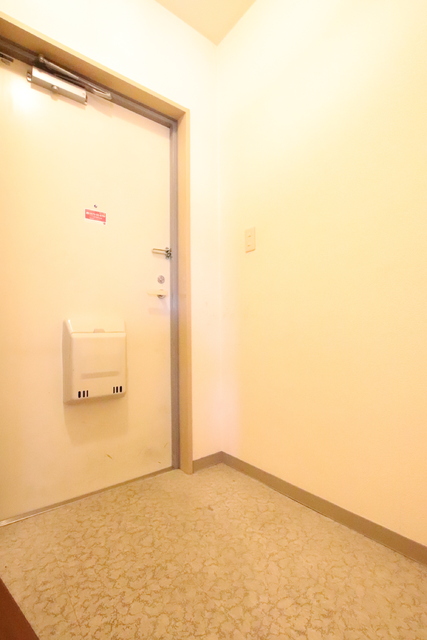 玄関　清掃前の写真です。