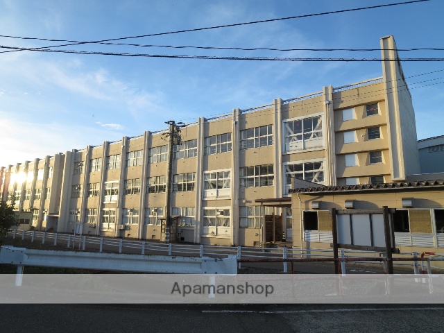 小学校　上越市小学校南本町小学校（小学校）まで651m