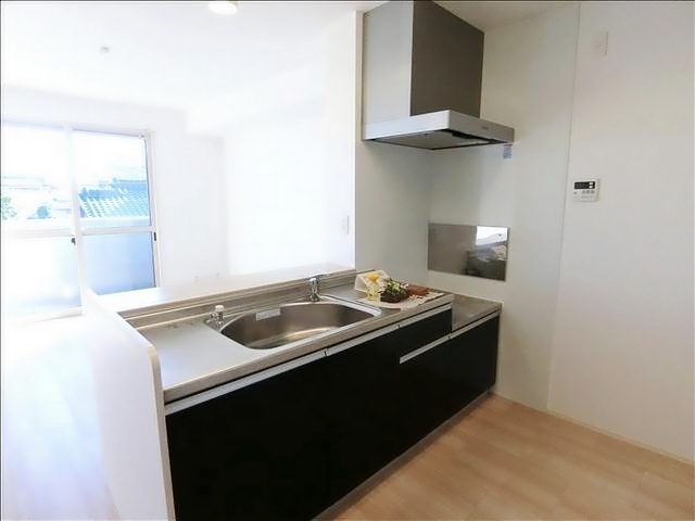 キッチン　※室内写真は別室サンプル写真。