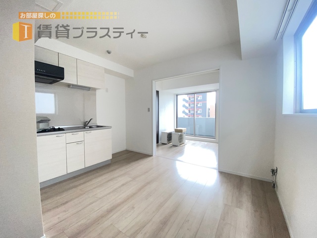 居室・リビング　角部屋につき明るい室内。