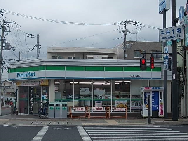 コンビニ　ファミリーマート様（コンビニ）まで230m