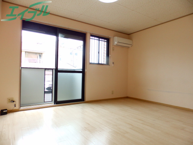 居室・リビング　同物件別室画像