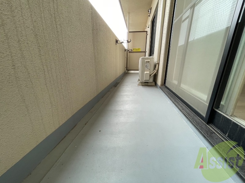 バルコニー　バルコニーは幅があり、広い印象を受けました。