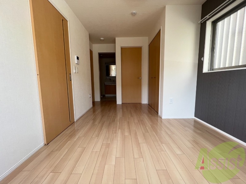 居室・リビング　６．８帖のリビングを撮影しました。伸び伸び出来そうですね。