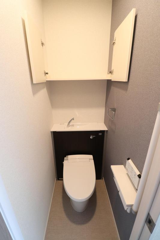 トイレ　タンクレスの温水洗浄暖房便座トイレ