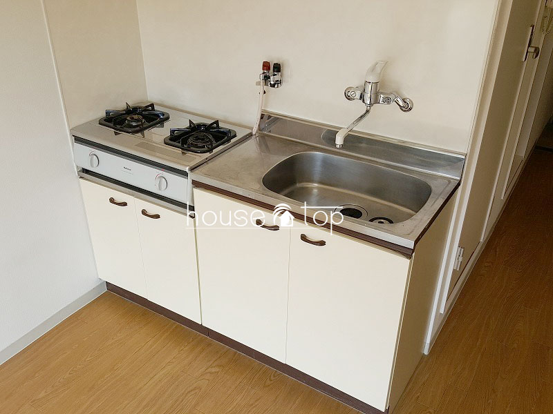 キッチン　2口ガスコンロ付キッチン！まな板も使用出来るスペースあります