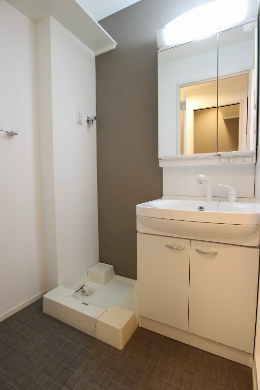 洗面設備　アクセントクロスがオシャレを演出します