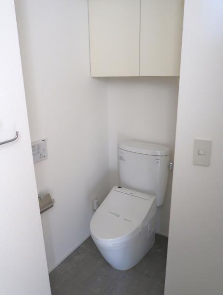 トイレ　バストイレ別。温水洗浄便座有