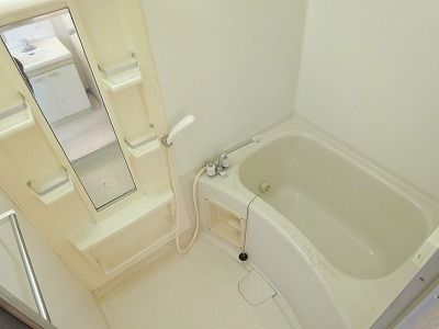 バス・シャワールーム　★バスルームに鏡あります★