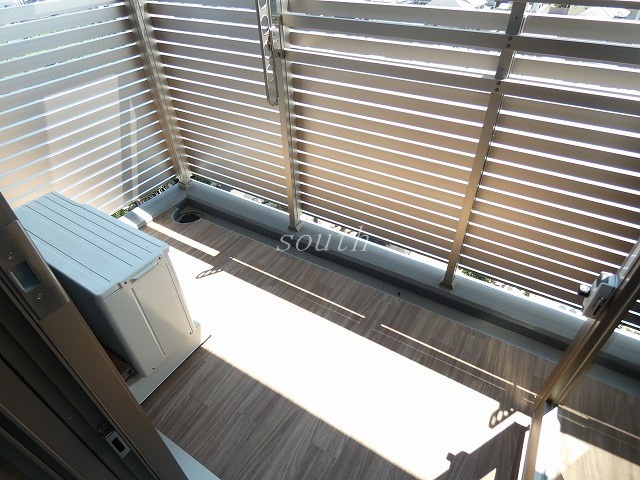 バルコニー　お部屋により室内カラーが異なります