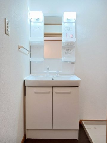 洗面設備　明るい洗面所です