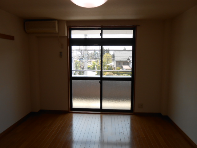 居室・リビング　南面居室（８．０畳）・エアコン完備・全室照明完備