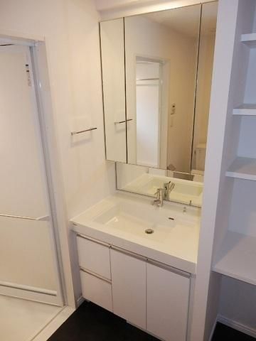 洗面設備　大きな鏡が嬉しいシャンプードレッサー