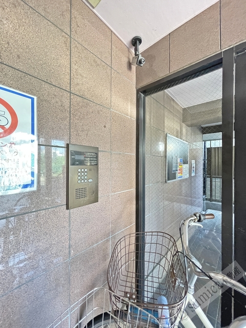 エントランス　屋根付きエントランスで雨が降っても一安心