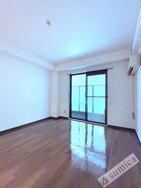 バルコニー　内装は落ち着いています。おおきな窓で明るさを演出。