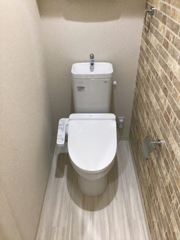 トイレ　温水洗浄便座付きのトイレです♪