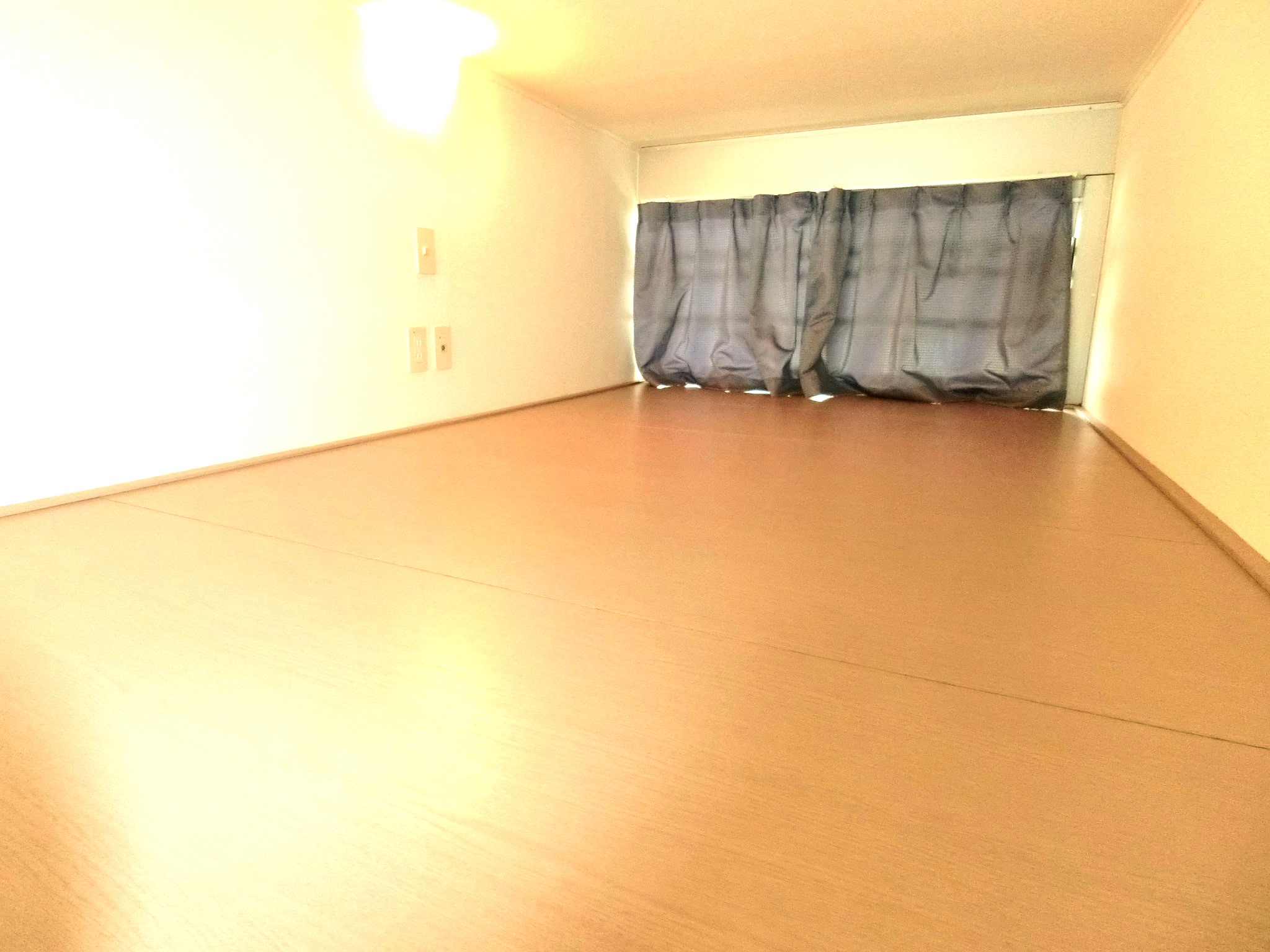 その他部屋・スペース　上部のベッドスペースには窓・照明・コンセントを完備です☆