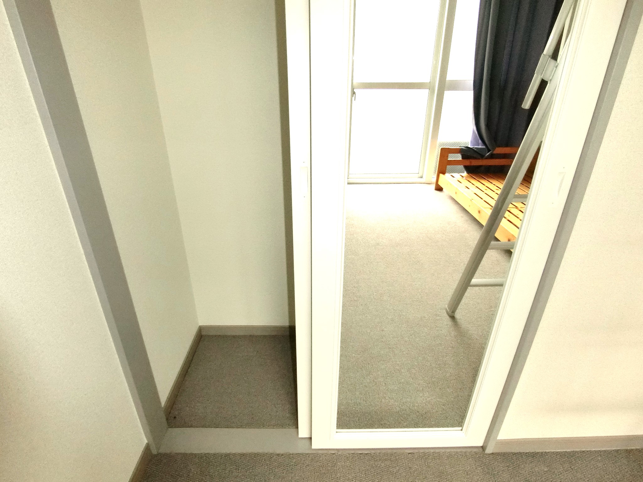 収納　全身姿見付で両扉開きのハンガーパイプ付クローゼットです☆