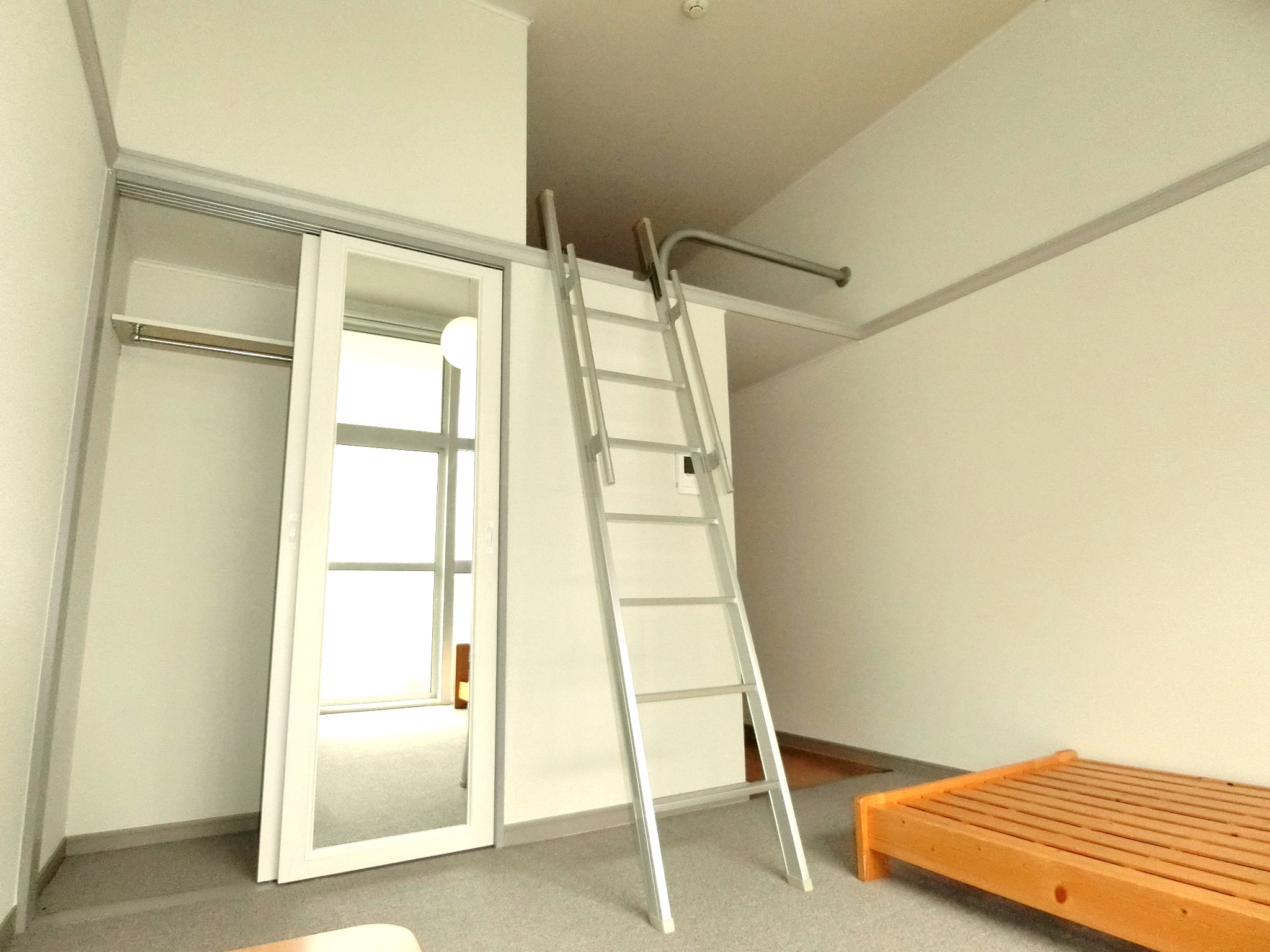 居室・リビング　上部にベッドスペース・クローゼット・ローテーブルを完備です☆