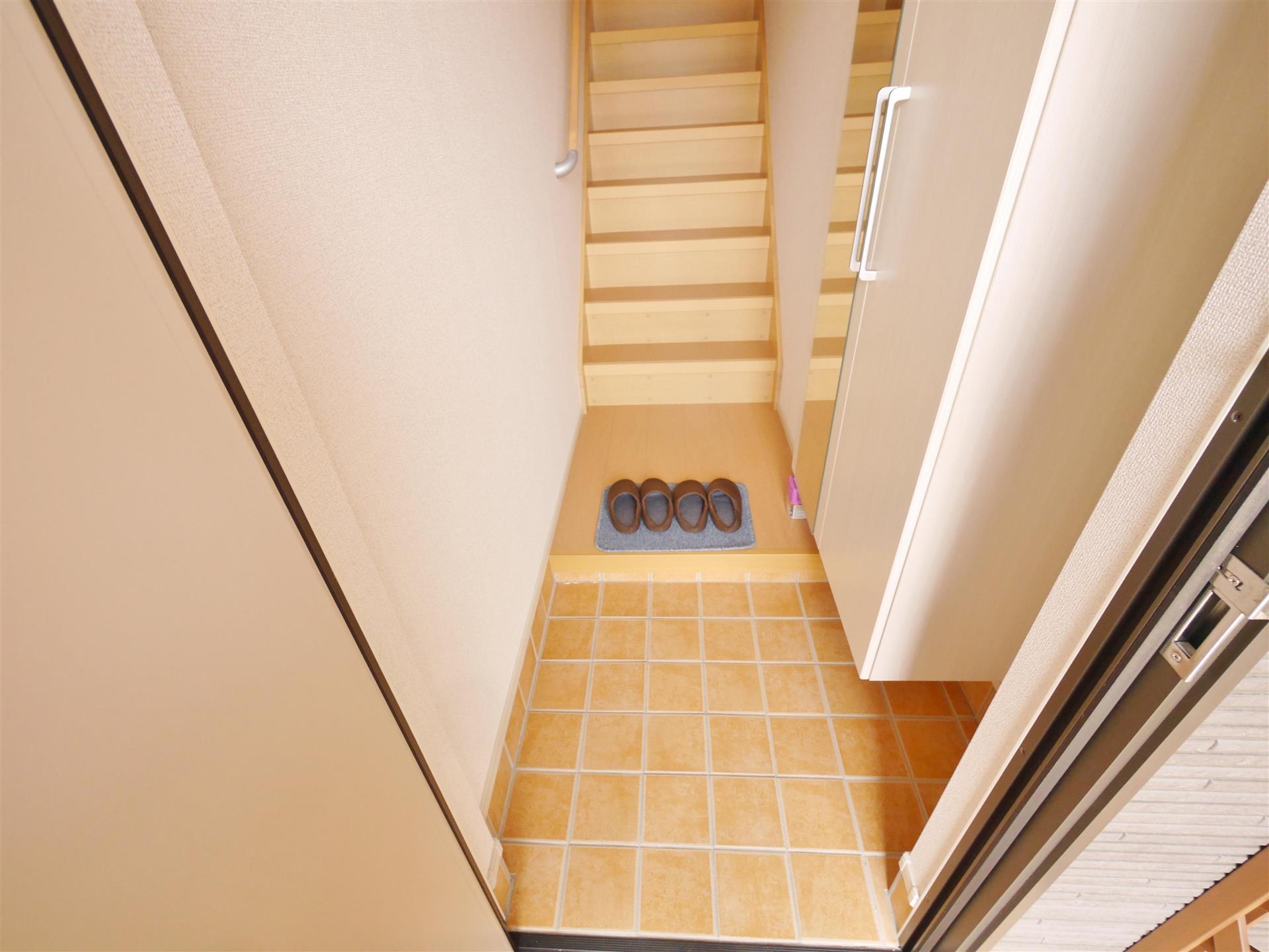 玄関　※同タイプの別物件の写真です※