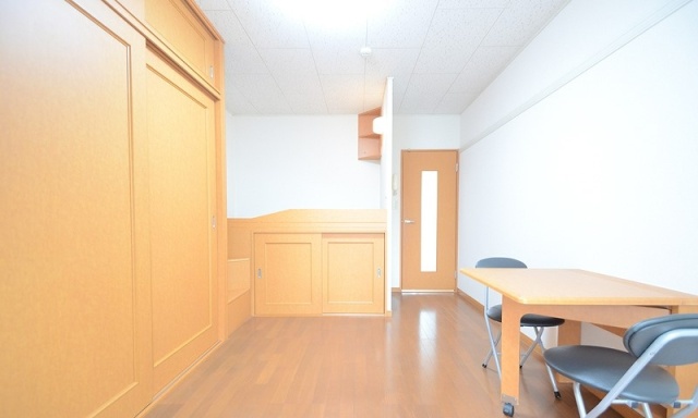 居室・リビング　同物件別号室