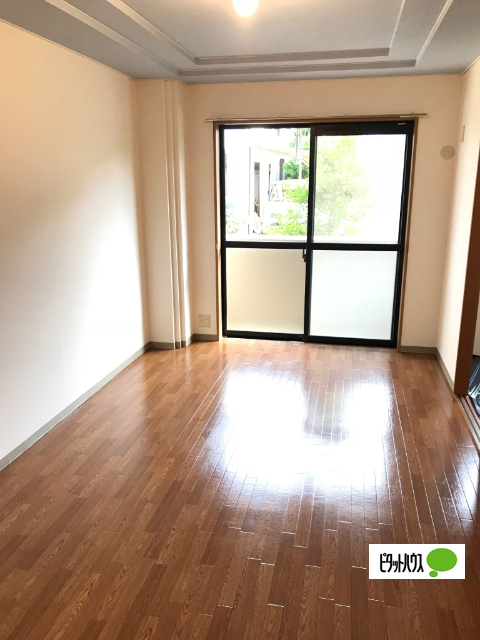 居室・リビング　リビング～カウンターキッチン（天井アクセントクロス）