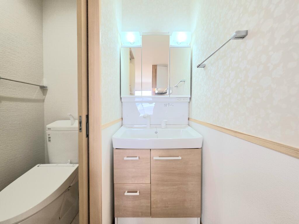 洗面設備　身だしなみを整えやすい三面鏡付きで、使い勝手の良い洗面台