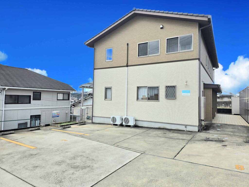 建物外観　開放感と明るさが魅力の、高台に位置する気持ちの良い物件です