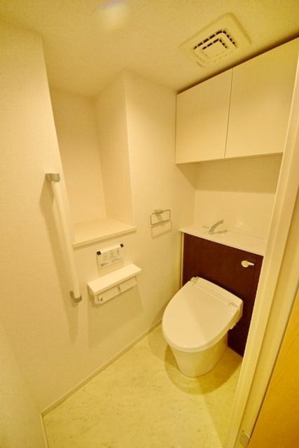 トイレ　★トイレに棚がついていて清潔感もありますね★