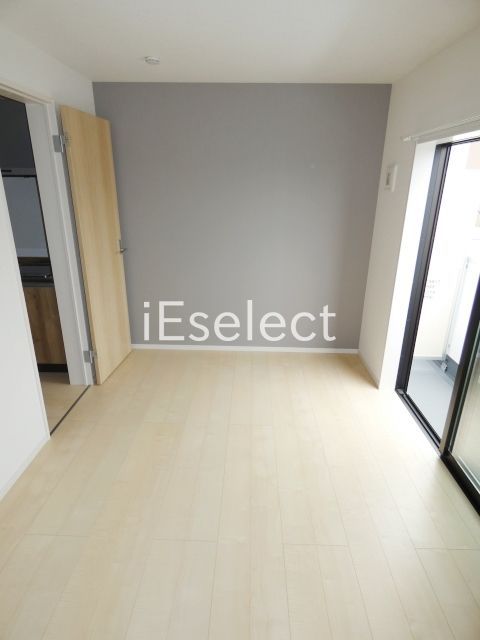居室・リビング　アクセントクロスのおしゃれなお部屋です。
