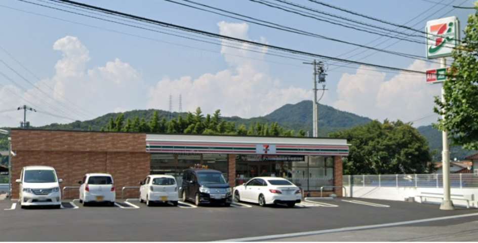 コンビニ　セブンイレブン（コンビニ）まで179m