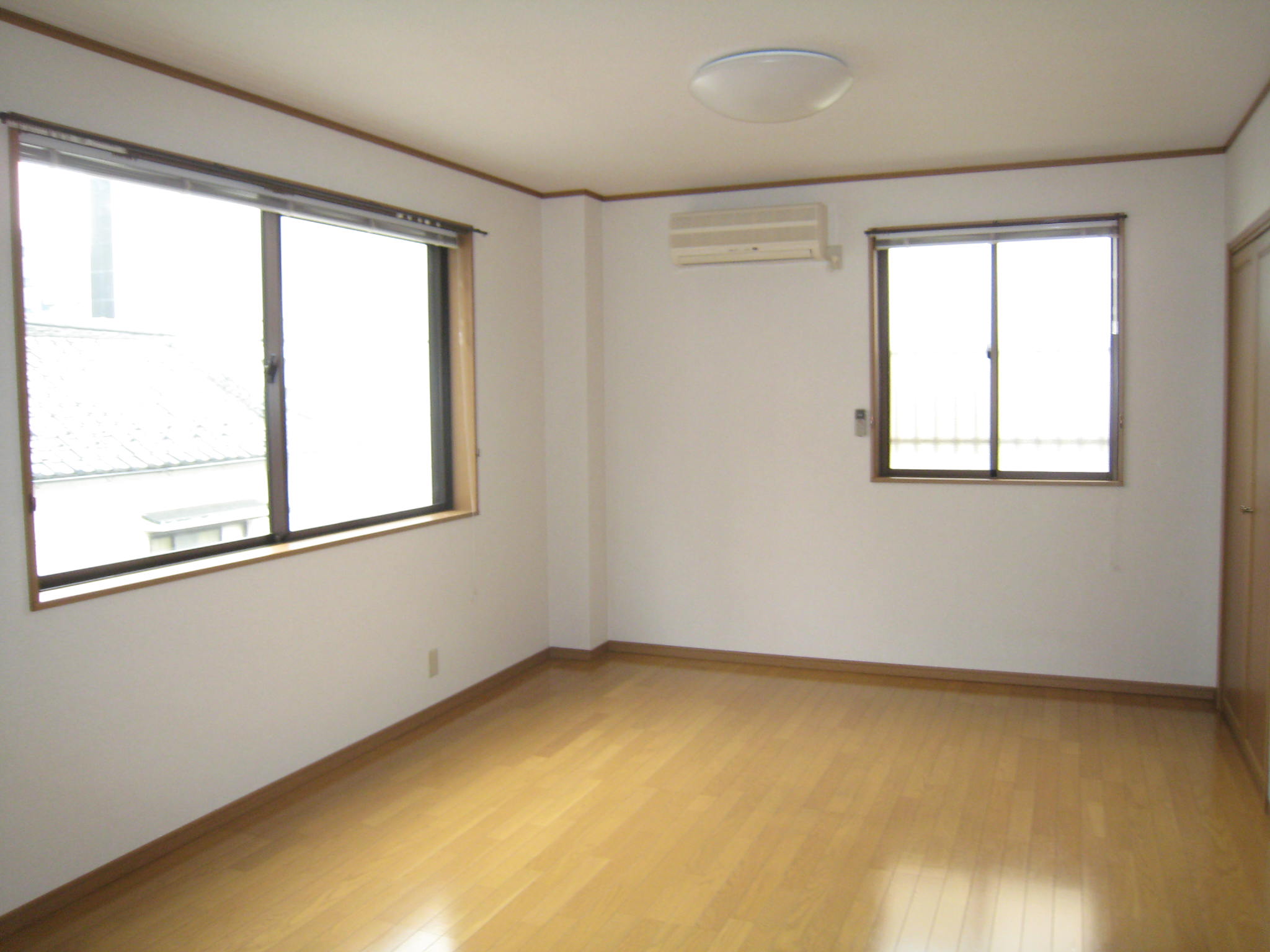 その他　広々洋室１２帖。　角部屋２面採光です。