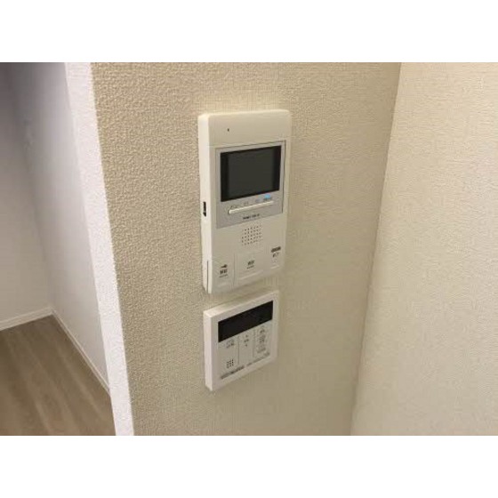 セキュリティ　玄関インターホンや給湯器の温度調節ができるスペース。