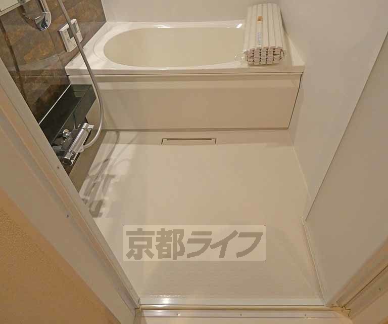 バス・シャワールーム　ゆったりとした浴室です。