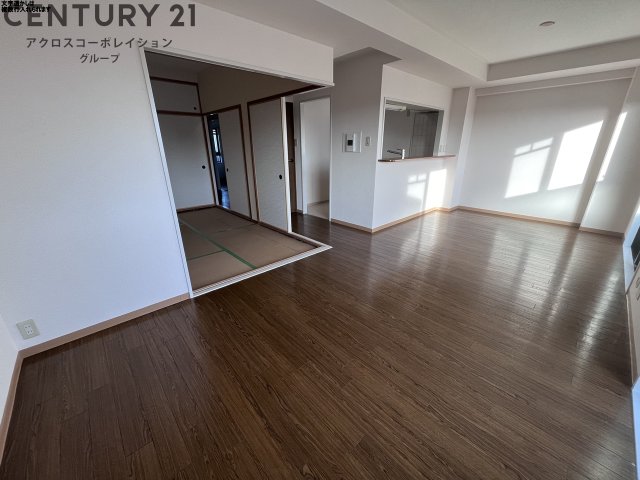 居室・リビング　カウンターキッチン付きの日当たり良好なお部屋です☆