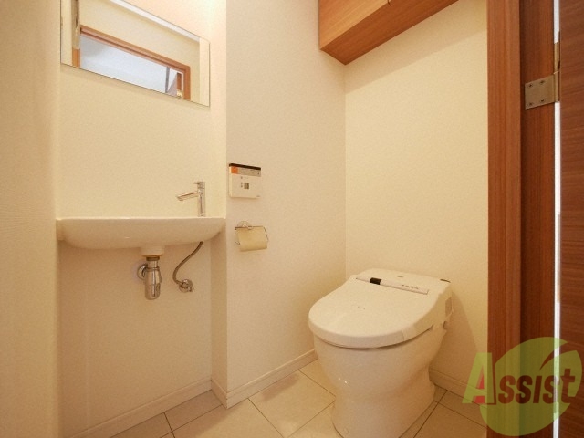トイレ　ウォシュレット機能がついたトイレです。安心して使用できます。