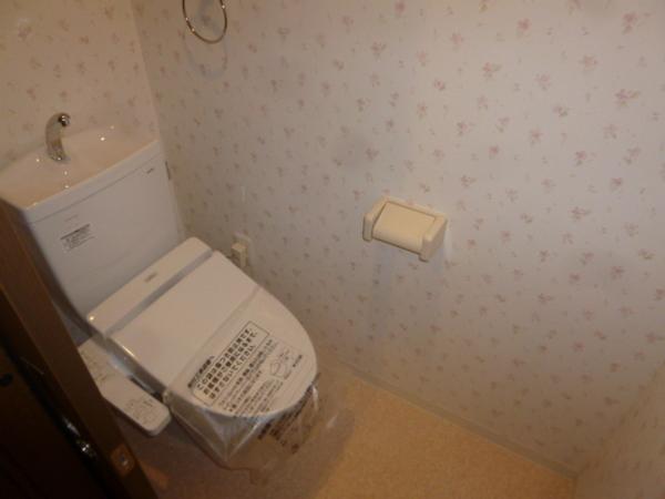 トイレ　トイレに棚あります