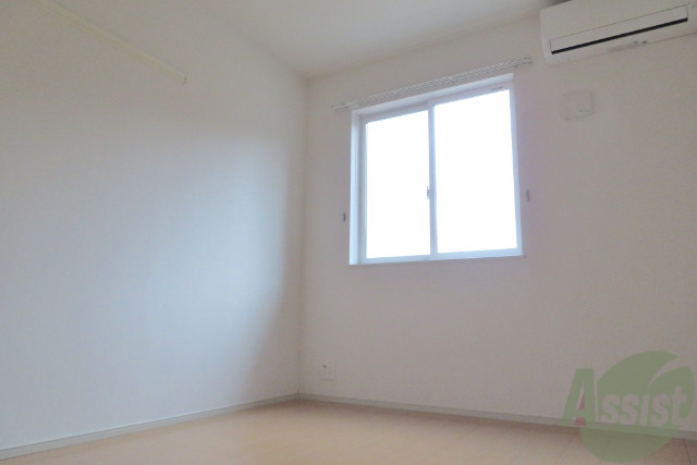 その他部屋・スペース　こちらは寝室です。広々としていて快適に過ごせますよ。